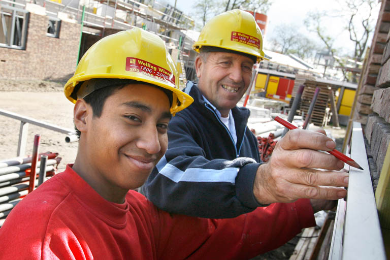 Leerling bouwvakker aan het werk in Bergen Op Zoom voor bouwbedrijf Welling