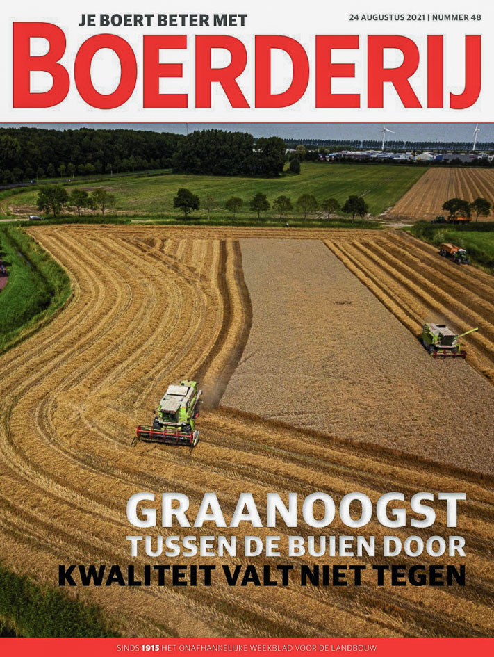 Akkerbouwer Van den Nieuwendijk dorst tarwe met 2 machines van een veld in Middelharnis