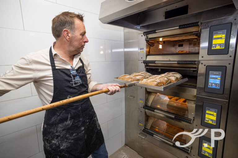 Eric van Thillo aan het werk in zijn bakkerij in Breda
