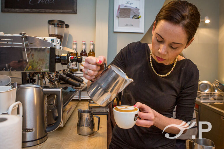 Fiona aan het werk in haar zaak Coffeelicious Breda