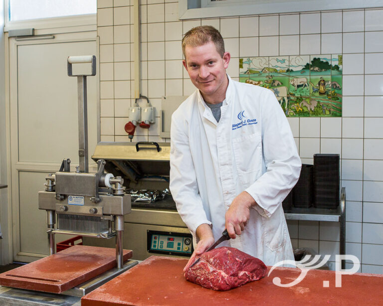 Portret van Jan Goos jr in zijn slagerij in Etten-Leur