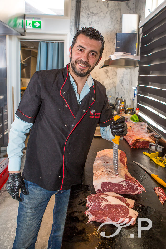 Slager Izmirli aan het werk in zijn slagerij La Viande in Oost Souburg
