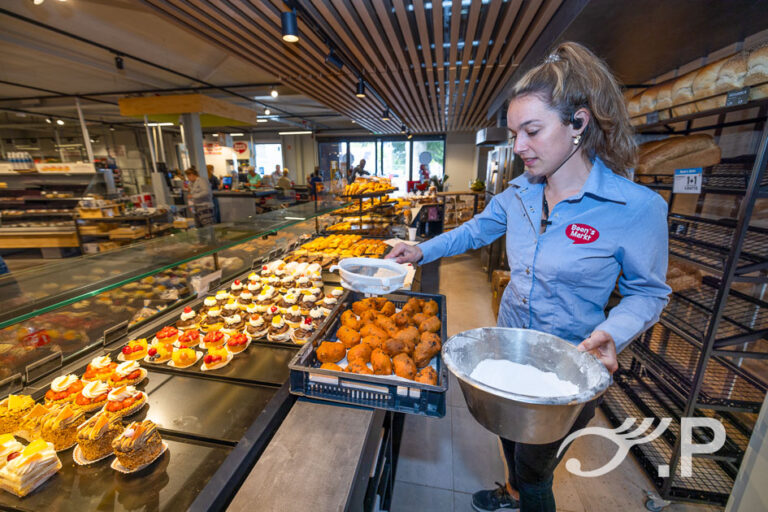 Mede-eigenaar Ilona de Koster aan het werk in haar Boon's Dagmarkt in Wolphaartsdijk