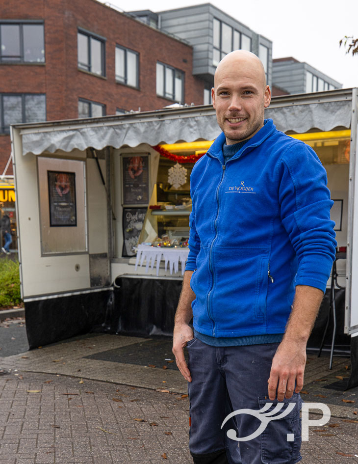 Ricardo de Nooijer met zijn visfoodtruck op de Papegaaienburg in Vlissingen
