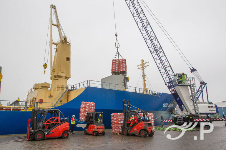 Uien en aardappelen laden op de Baltic Jasmin voor verscheping naar Senegal in de haven van Vlissingen