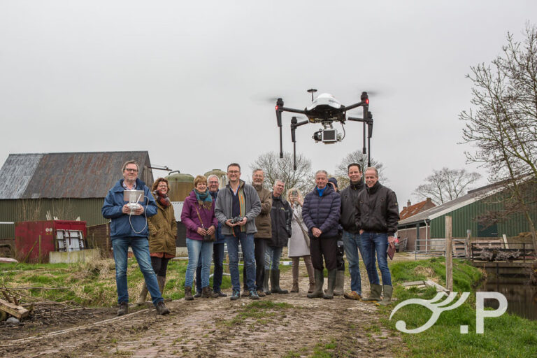 Demonstratie bij melkveehouder Mul in Warmond waarbij nesten van weidevogels worden opgespoord met een drone