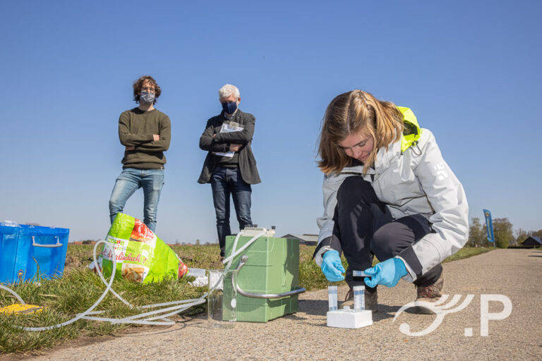 Demonstratie van Annabel Vaessens hydrogeologist aan de Vrije Universiteit Brussel