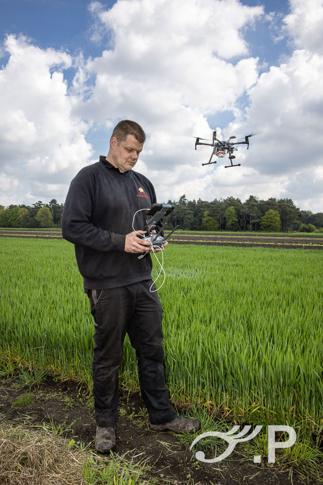 NPPL Jacob van den Borne met drone op een akker in Reusel