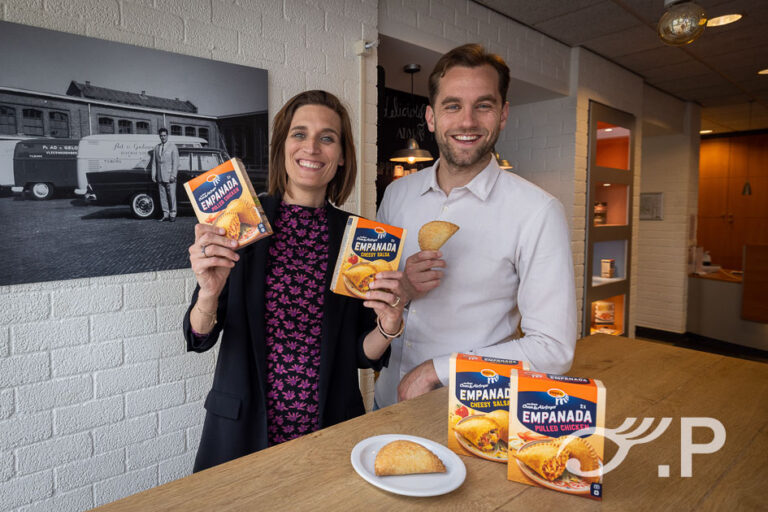 Van Geloven in Tilburg. Milou Velis en Chiel den Otter presenteren hun nieuwe Mora Oven & Airfryer snack Empanada